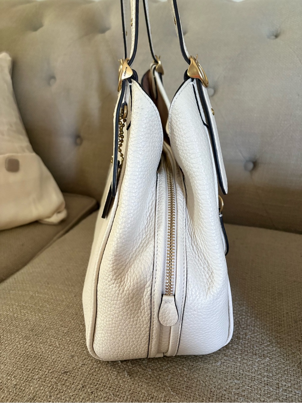 Coach White Pebble Leather Shoulder Bag with Gold Hardware - Picture 3 of 8